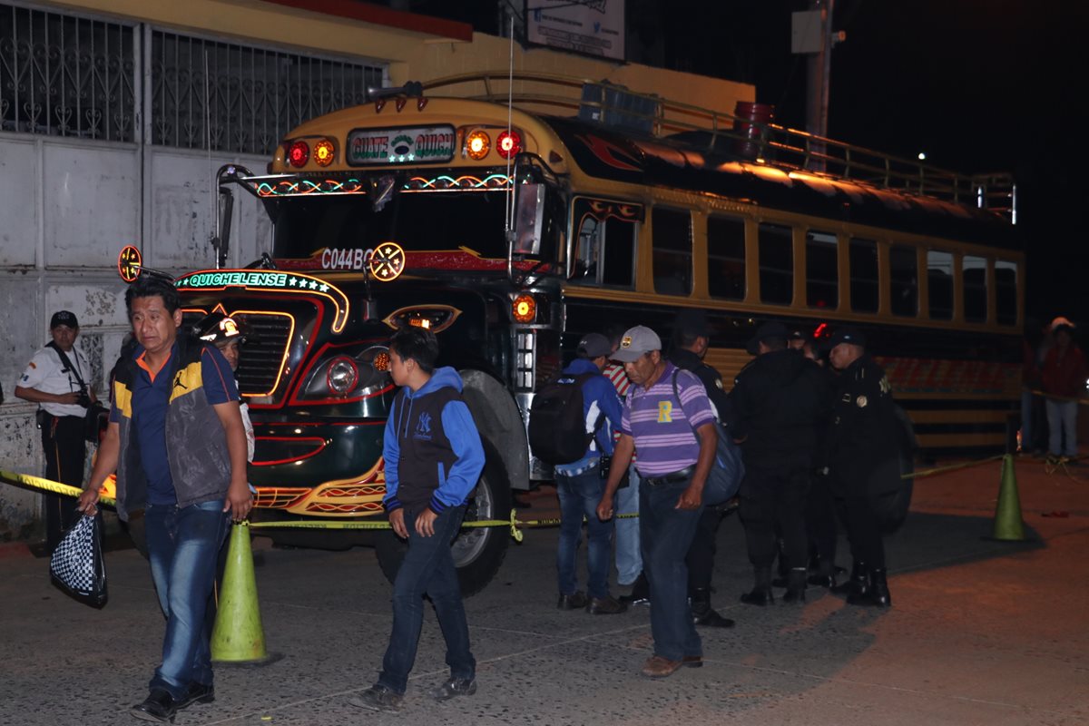 Autobús tomado por asalto en la ruta Interamericana. Foto Prensa Libre: Víctor Chamalé.