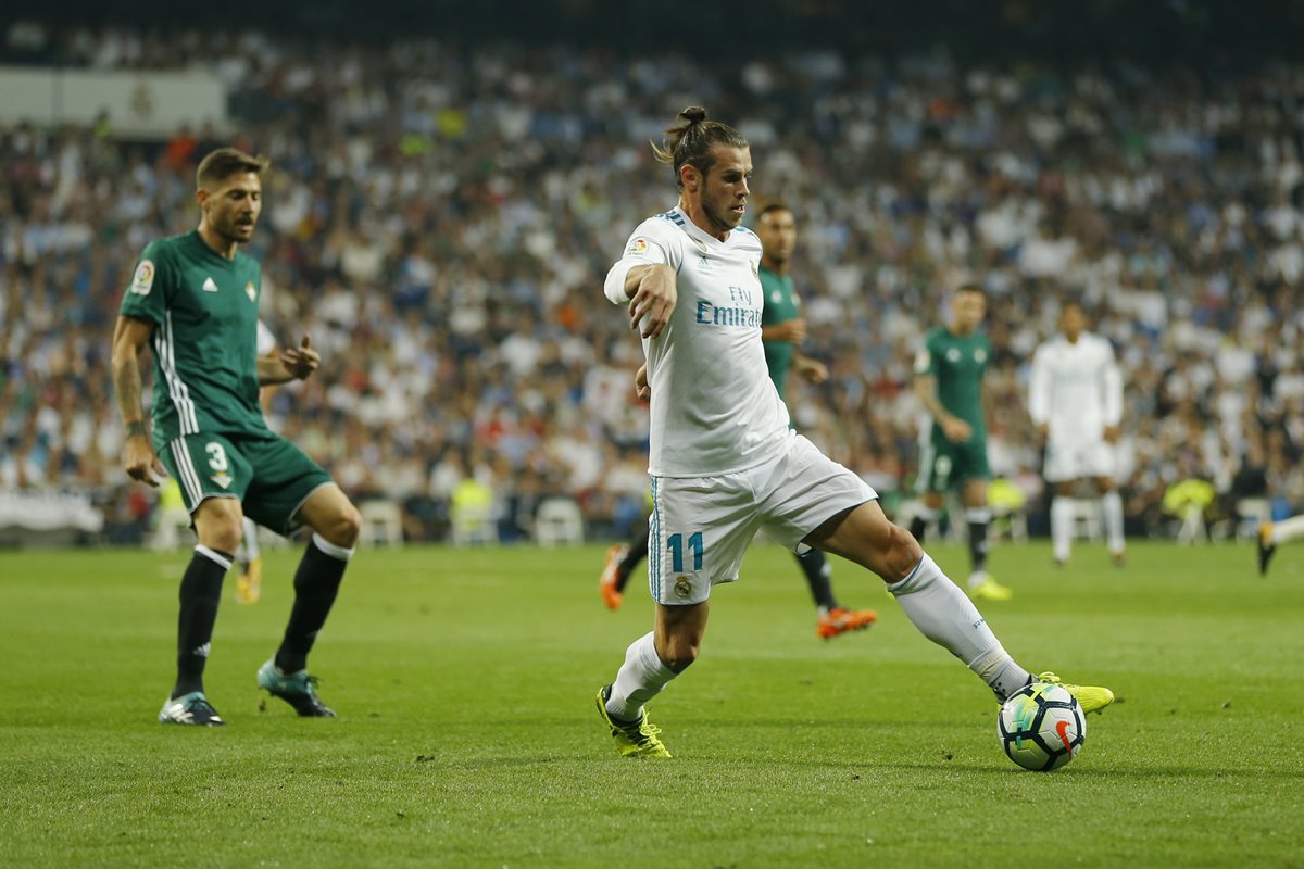 El galés Gareth Bale conduce la pelota ante Javi García.