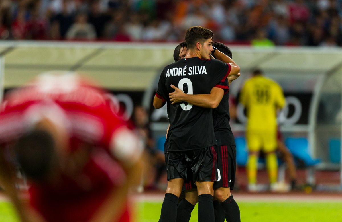 Los jugadores del Milan festejan luego de una de las anotaciones en el duelo frente al Bayern Múnich. (Foto Prensa Libre: EFE)