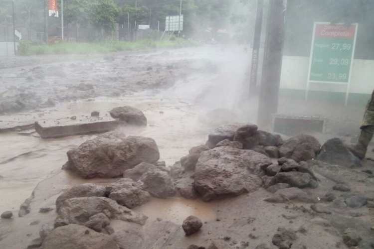 El material volcánico llegó a la ruta nacional 14 mezclado con agua de lluvia.