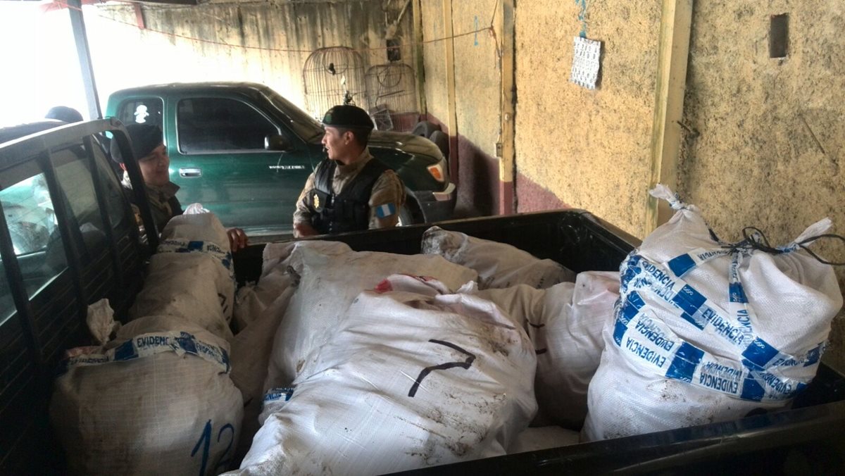 Más de mil libras de filete seco de pez vela fue decomisado este viernes. (Foto Prensa Libre: Erick Ávila)