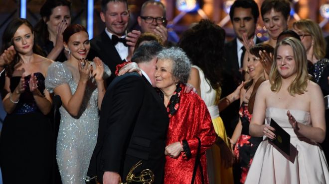 El equipo de The Handmaid's Tale ("El cuento de la criada") celebró el Emmy a mejor serie dramática del año junto a la autora de la novela, Margaret Atwood. GETTY IMAGES