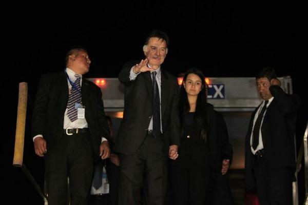Alfonso Portillo saluda a simpatizantes en el aeropuerto La Aurora. (Foto Prensa Libre: Erick Avila)