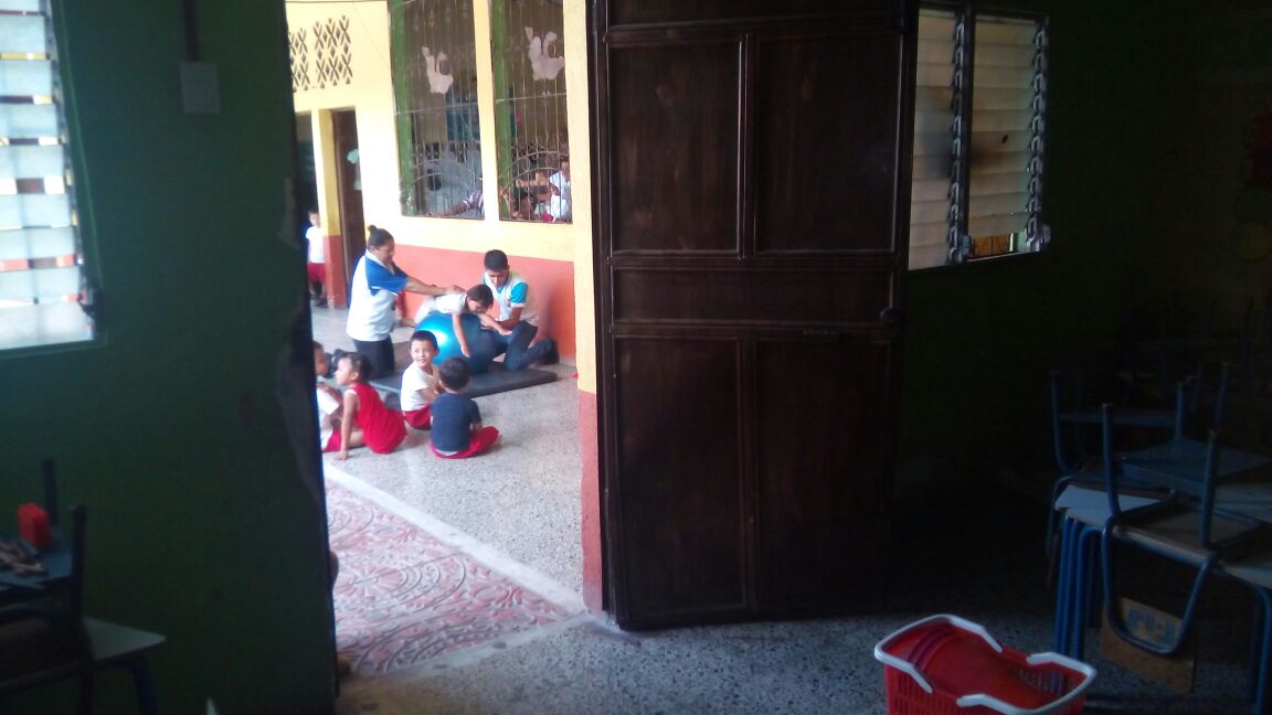 La puerta de una de las aulas de la Escuela Oficial de Párvulos de La Fragua, Zacapa, fue forzada por delincuentes. (Foto Prensa Libre: Mario Morales)