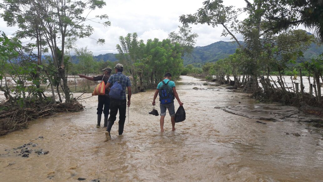 Las calles de varias comunidades de Los Amates están inundadas por el desborde del río Jubuco. (Foto Prensa Libre: Dony Stewart)