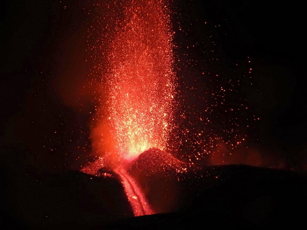 Espectacular erupción del volcán Etna en Italia. (Foto Prensa Libre: EFE).