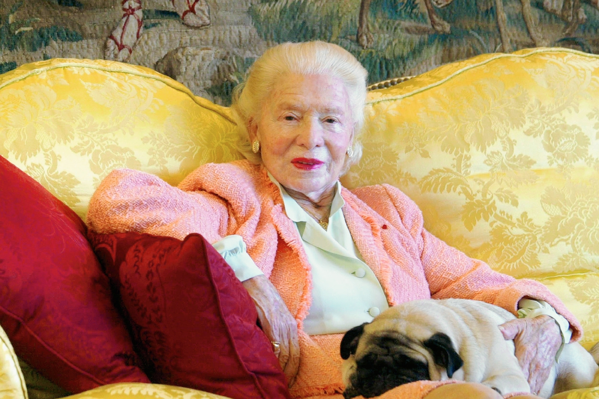 Una imagen tomada el 11 de enero 2002 muestra Madame Carven, fundador de la casa de moda Carven, posando con su perro Naza en su casa de París. Ella fue una fuerte impulsora de la adopción de la moda posguerra francesa. (Foto Prensa Libre AFP).