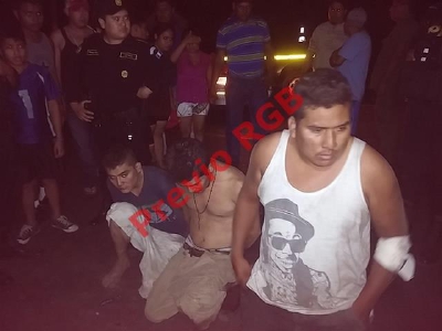 Agentes de la PNC en Masagua, Escuintla, capturan a cinco presuntos delincuentes. (Foto Prensa Libre: Carlos Enrique Paredes)