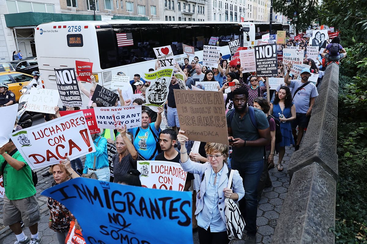 Inmigrantes y activistas protestan contra el fin del Daca, en Nueva York. (Foto Prensa Libre: AFP)