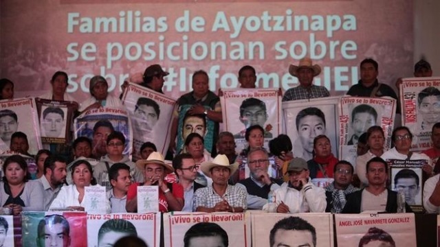 Padres de estudiantes desaparecidos exigen justicia. (Foto Prensa Libre: EFE)