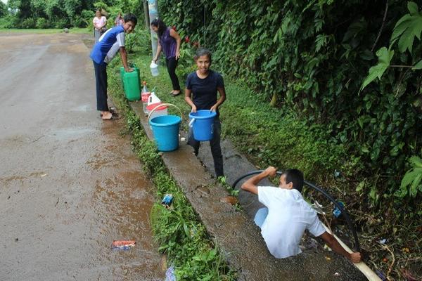 Vecinos de  colonia Valles del Norte extraen  agua de tubería central, porque rayo dañó la bomba. (Foto Prensa Libre: Danilo López)