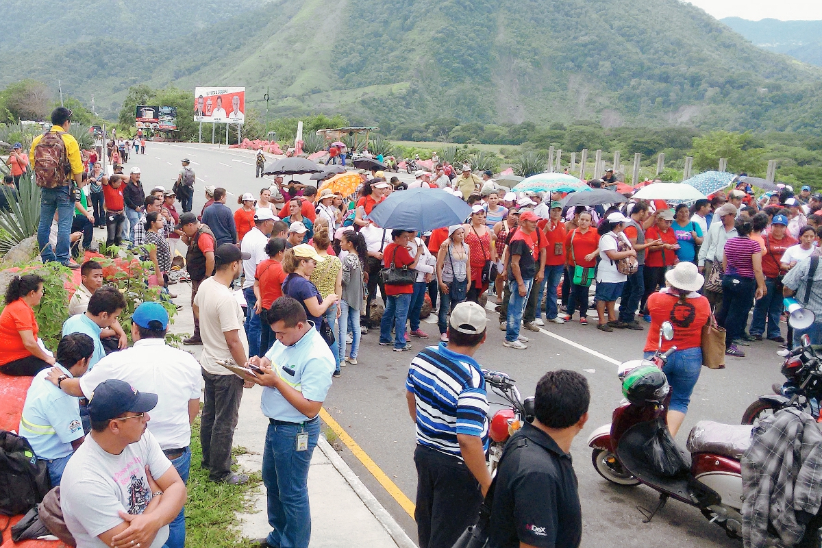 Trabajadores de  Salud de Cuilapa, Santa Rosa, bloquean km 65 de ruta a El Salvador y piden abastecimiento de insumos y medicamentos. (Foto Prensa Libre: Oswaldo Cardona)
