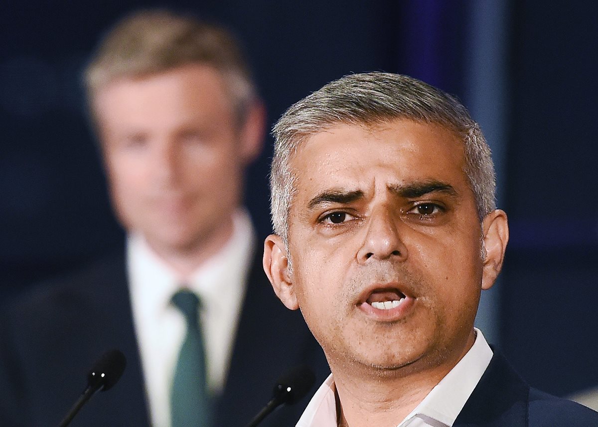 Sadiq Khan, primer alcalde musulmán de una gran capital europea. (Foto Prensa Libre: EFE).