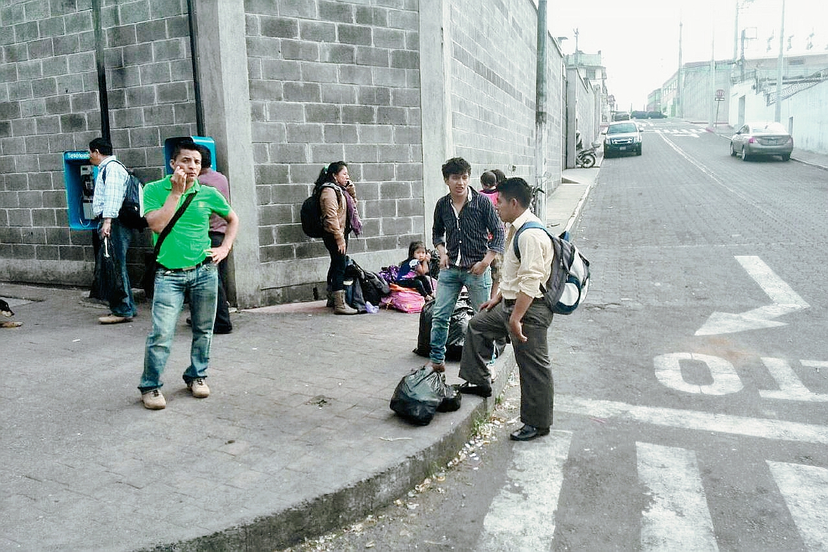 Usuarios de autobuses a Quiché buscan otro medio de transporte debido al paro ocasionado por los ataques a pilotos. (Foto Prensa Libre: Estuardo Paredes)