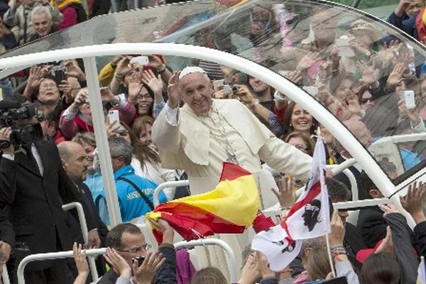 Papa Francisco saluda en la Plaza de San Pedro, Ciudad del Vaticano. (Foto Prensa Libre:EFE)
