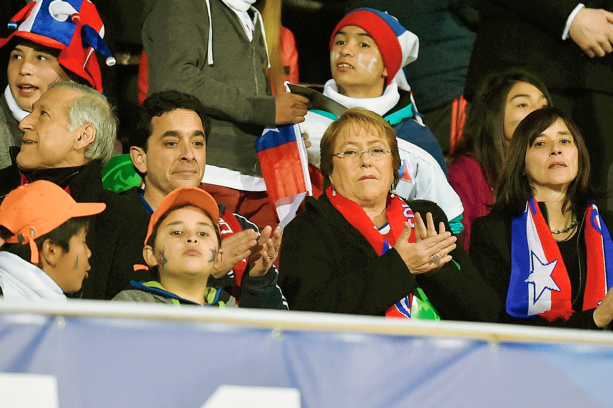 Bachelet durante el partido ante Uruguay. (Foto Prensa Libre: AFP)