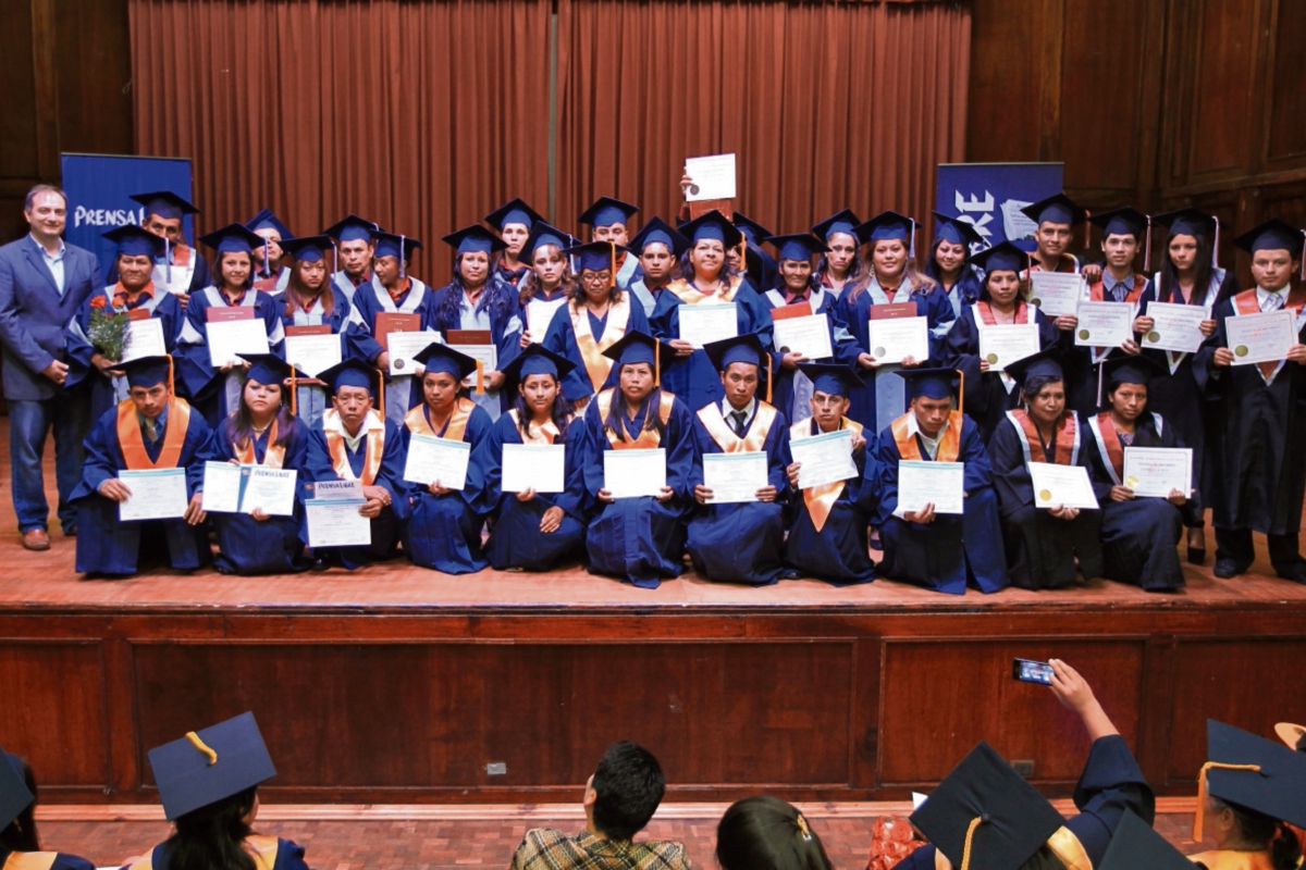 Guillermo Bendfeldt, gerente de Circulación de Prensa Libre, acompaña a los voceadores. (Foto Prensa Libre: Esbin García)