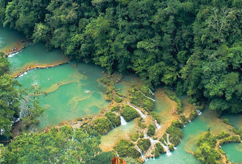 Río en gradas esmeralda que corre a esconderse en el regazo de la madre tierra.