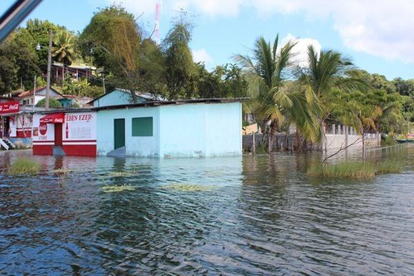 Inmuebles anegados  en la comunidad San Miguel, Ciudad Flores. (Foto Prensa Libre: Rigoberto Escobar)