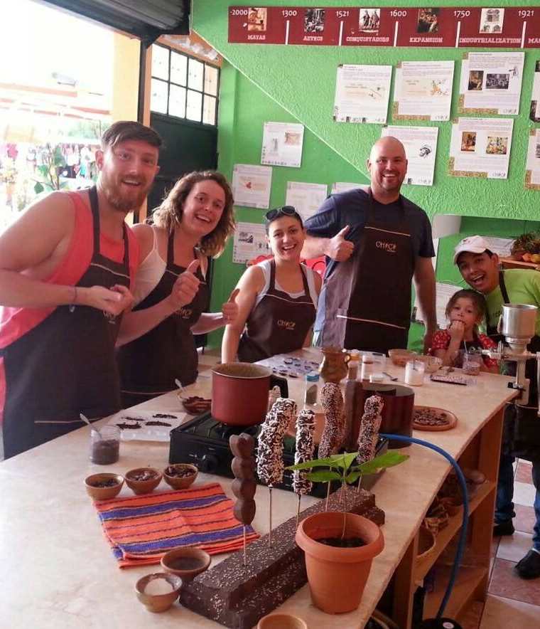 Turistas aprenden el proceso de elaboración de chocolate artesanal en el Chocomuseo, en Antigua Guatemala, Sacatepéquez. (Foto Prensa Libre: Cortesía Chocomuseo)