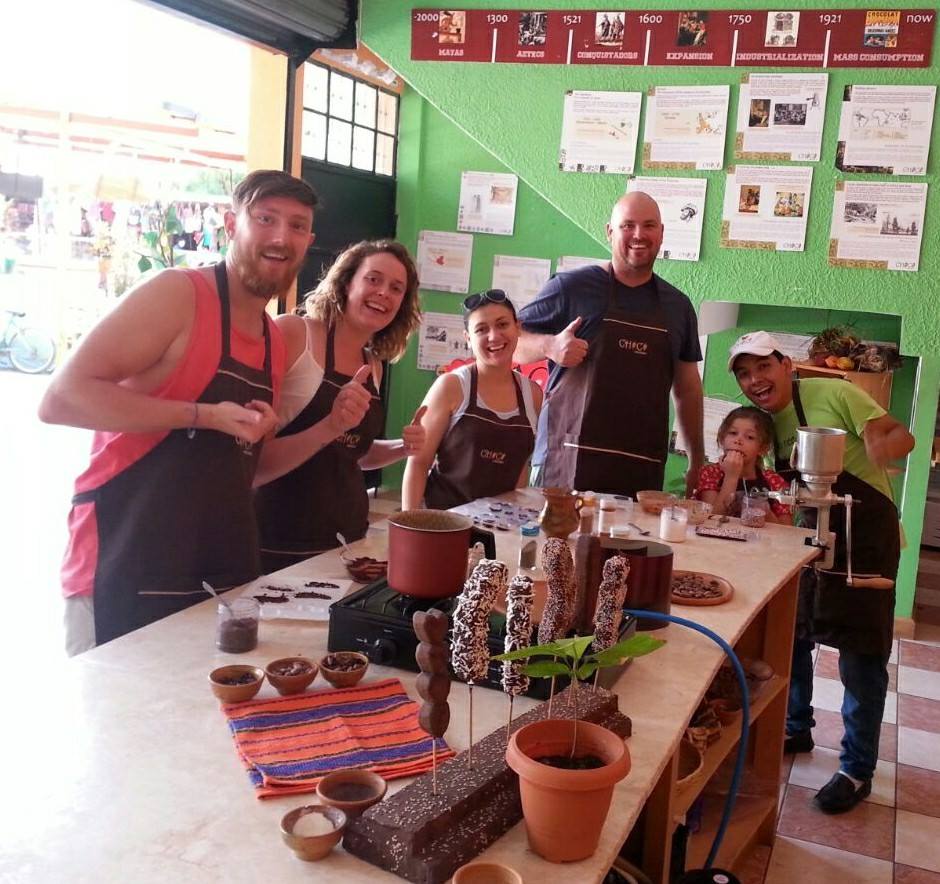 Turistas aprenden el proceso de elaboración de chocolate artesanal en el Chocomuseo, en Antigua Guatemala, Sacatepéquez. (Foto Prensa Libre: Cortesía Chocomuseo)