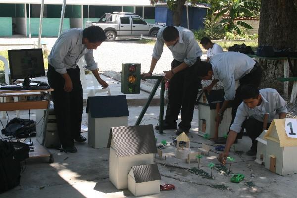 Jóvenes del Colegio Científico  ADY, en  la cabecera de Chiquimula, preparan la exhibición de los proyectos    electrónicos  y de  telecomunicaciones elaborados por ellos mismos.