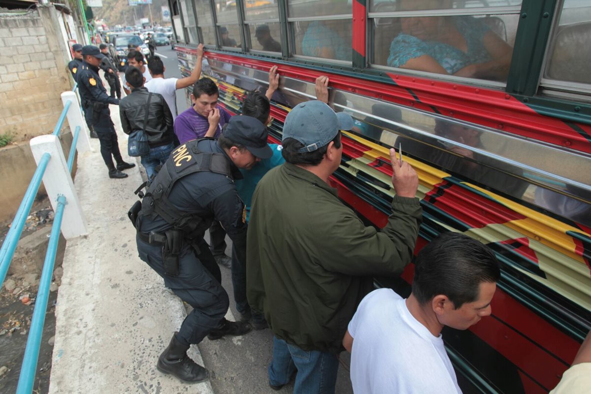 La PNC hizo un registro de pasajeros como parte de los operativos (Foto Prensa Libre: Érick Ávila)