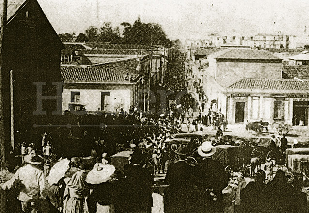 Foto tomada desde las gradas del calvario donde se ve la Calle Real (6a. avenida) llena de manifestantes en contra de Estrada Cabrera el 11 de marzo de 1920. (Foto: Hemeroteca PL)