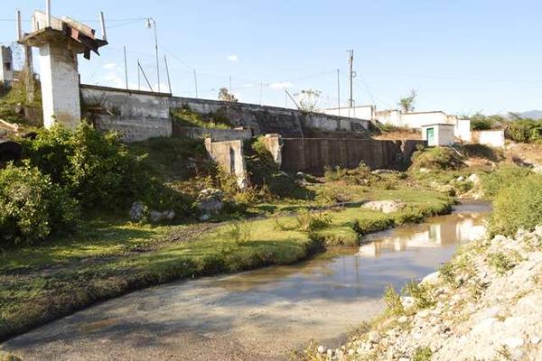 En el  río Los Esclavos desaguan aguas mieles de beneficios de café, por  lo que pobladores creen que estas lo contaminan. (Foto Prensa Libre:  Oswaldo Cardona)