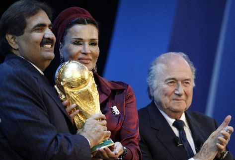 El Emir de Qatar Emir Sheikh Hamad bin Khalifa Al-Thani al momento de darle la sede a su país para el Mundial del 2022. (Foto Prensa Libre: AP)