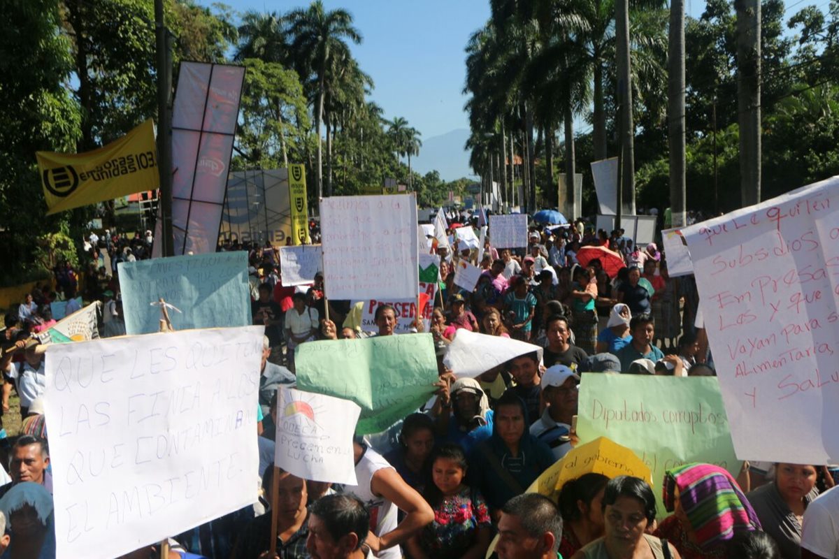 Los manifestantes están en la meta de la tercera etapa. (Foto Prensa Libre: Rolando Miranda)