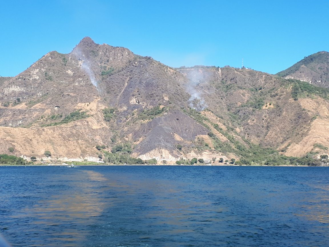 El incendio forestal afecta en el sector conocido como Las Cristalinas, en Sololá.