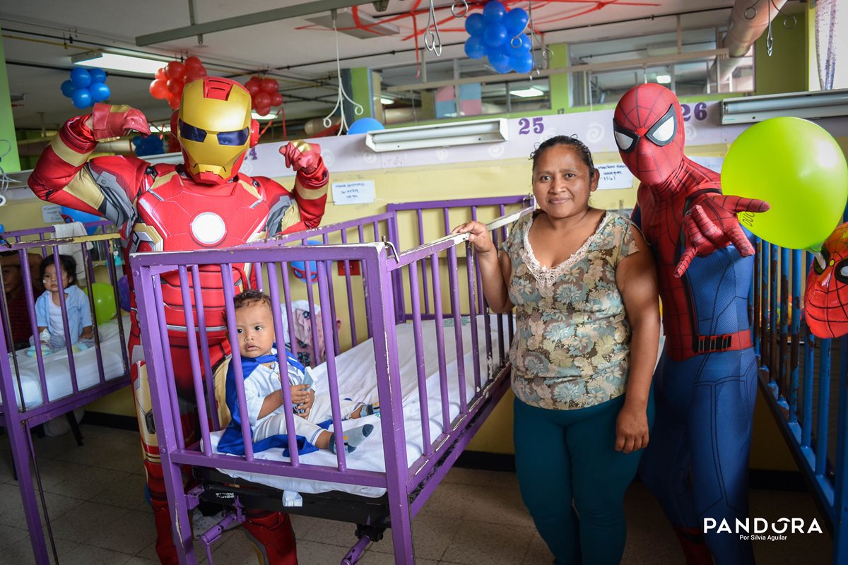 Iro Man y Spiderman visitan el área de pediatría del Hospital San Juan de Dios. (Foto Prensa Libre: Silvia Aguilar)