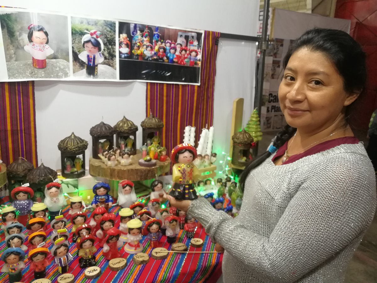 Jesica Lara es una emprendedora que aprovecha el salón de exposiciones para mostrar sus productos que resaltan la cultura guatemalteca. (Foto Prensa Libre: Fred Rivera)
