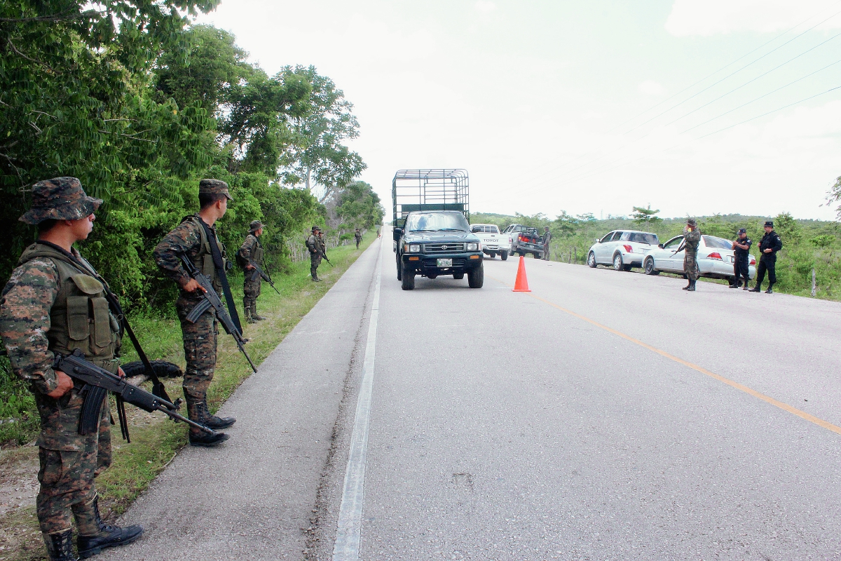 Uno de los operativos que efectúan autoridades en San Francisco, Petén. (Foto Prensa Libre: Rigoberto Escobar)