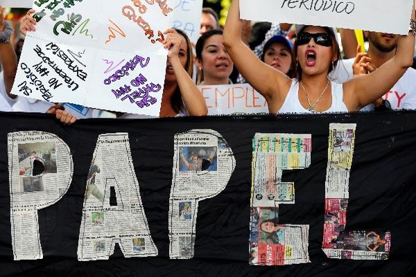 Al menos 13 periódicos venezolanos han cerrado por falta de papel, lo que origina manifestaciones. (Foto Prensa Libre: AP)