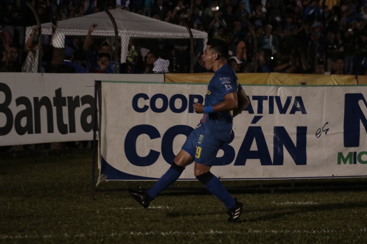 Así festejó Robin Betancourth después de anotarle a Municipal. (Foto Prensa Libre: Eduardo Sam)