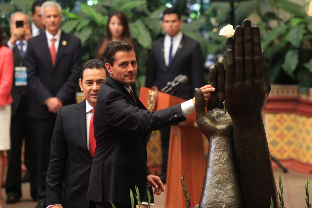 La Rosa de la Paz fue cambiada por el presidente mexicano Enrique Peña Nieto, en el Palacio Nacional de la Cultura. (Foto Prensa Libre: Esbin García)
