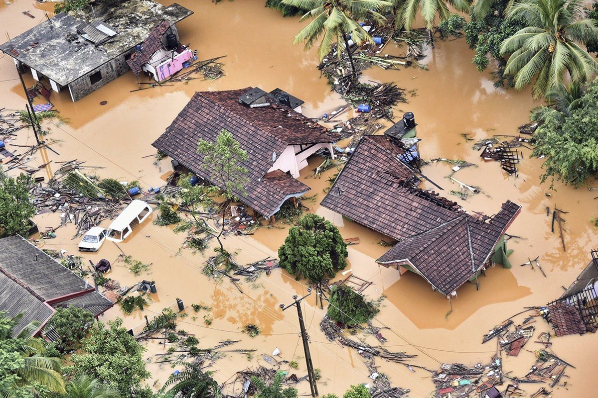 Vista aérea de una zona completamente inundada en Kaluthara, a 80 kms de Colombo, Sri Lanka. (Foto Prensa Libre: EFE)