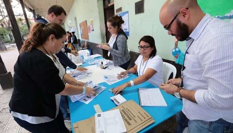 Momento en que mesas electorales empiezan conteo de votos en la Consulta Popular Guatemala 2018. (Foto: Hemeroteca PL)