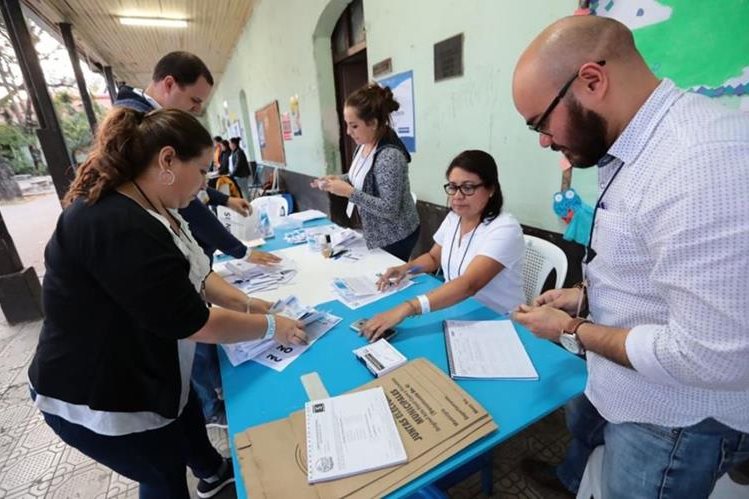 Momento en que mesas electorales empiezan conteo de votos en la Consulta Popular Guatemala 2018. (Foto: Hemeroteca PL)
