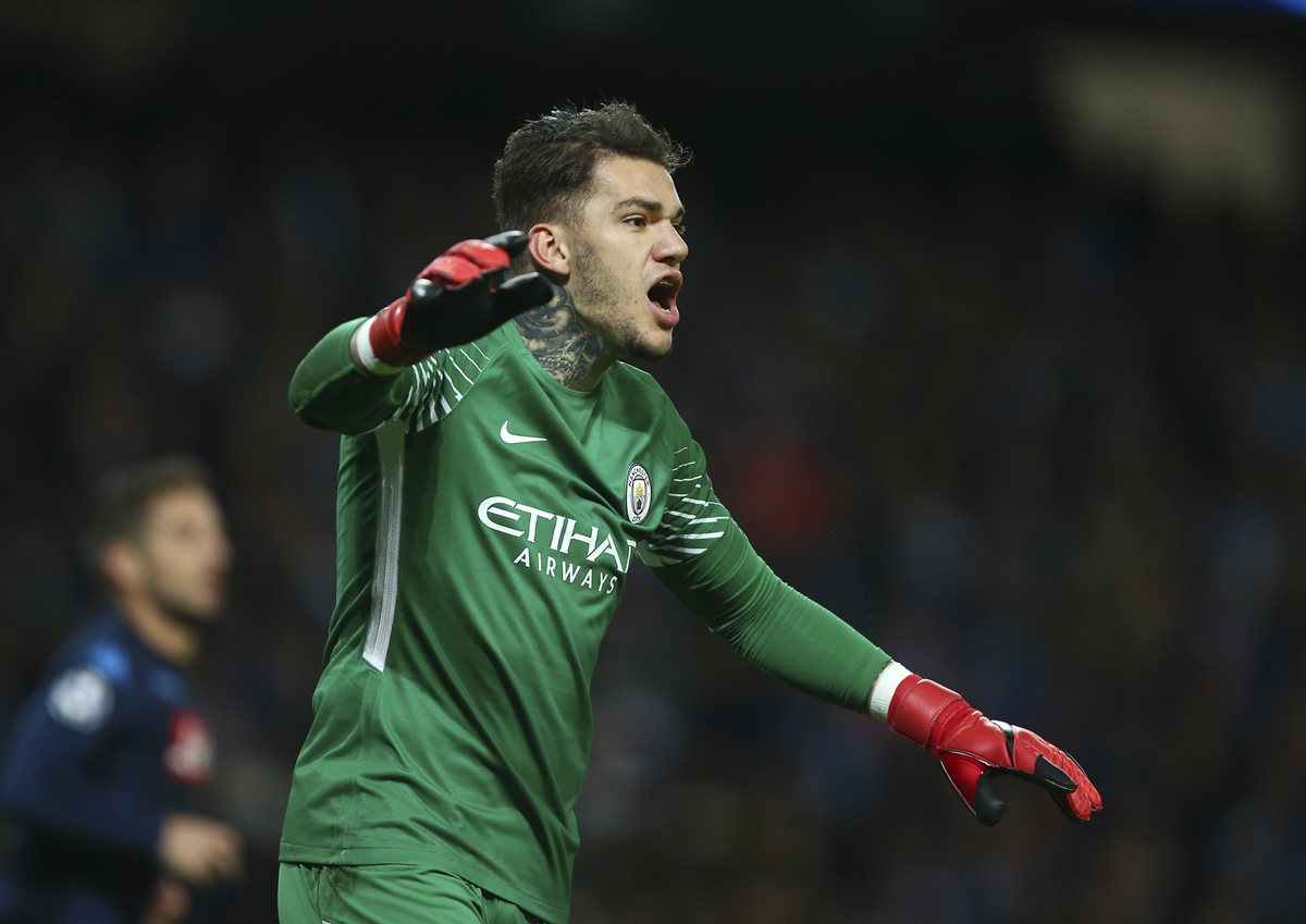 El portero Ederson, el City, festeja en la victoria del City contra el Nápoli.