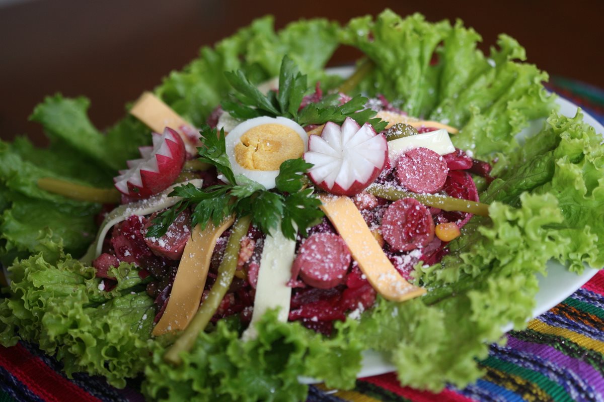 Hay platillos que no pueden dejar de degustarse pese a que se resida en otros países, como el fiambre. (Foto Prensa Libre: Hemeroteca PL)