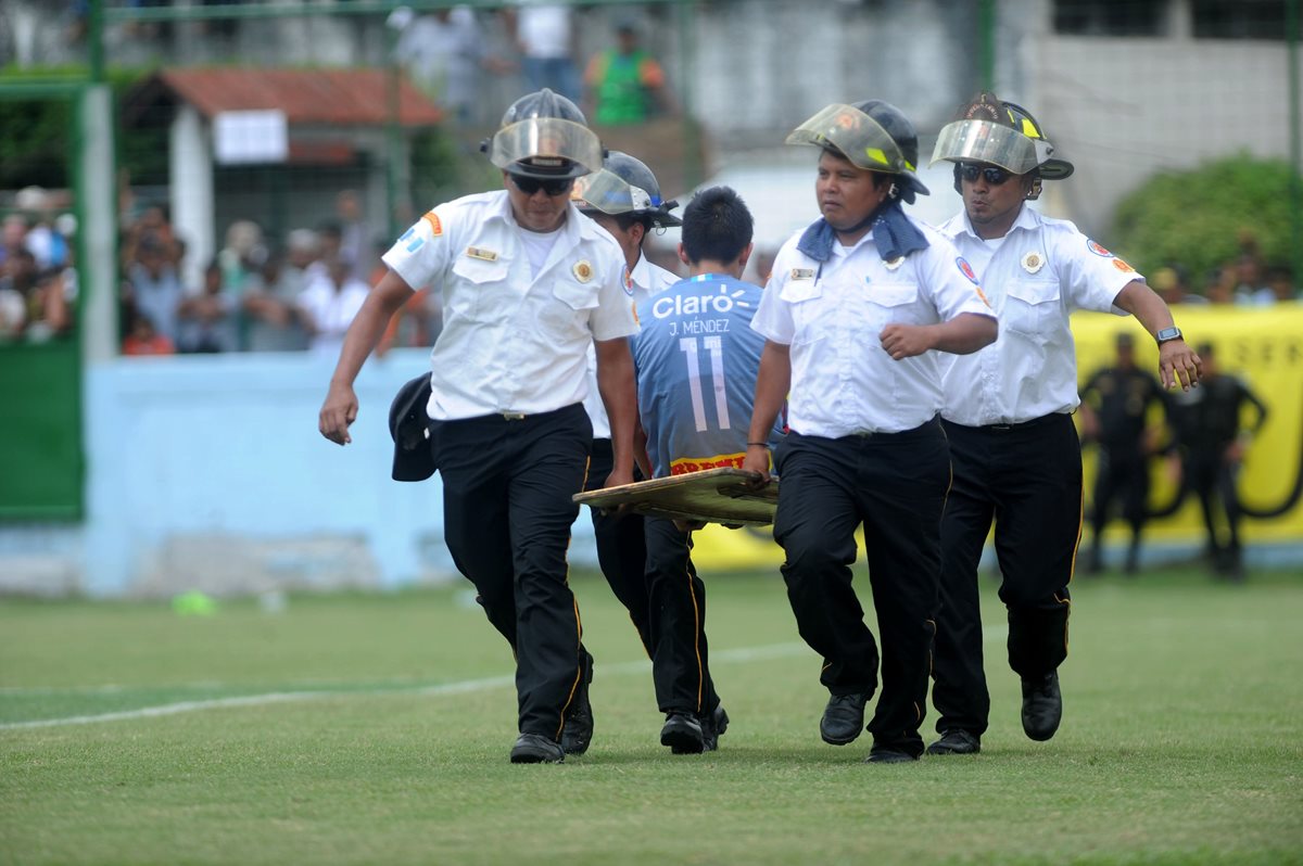 John Méndez tuvo que ser retirado por los bomberos de la cancha del estadio Mateo Sicay Paz, el domingo pasado, en la fecha ocho del torneo Apertura 2017. (Foto Prensa Libre: Edwin Fajardo)