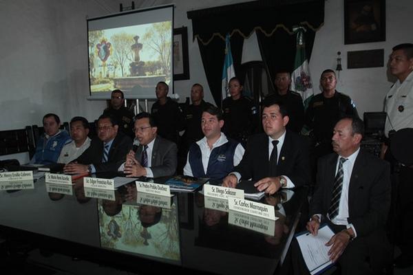 Autoridades municipales y del Inguat informan del Plan de Cuaresma y   Semana Santa 2015 que se implementará en Antigua Guatemala,   Sacatepéquez. (Foto Prensa Libre: Miguel López)
