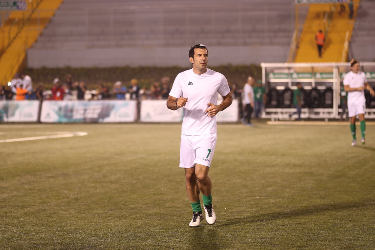 El portugués Luis Figo durante el calentamiento.