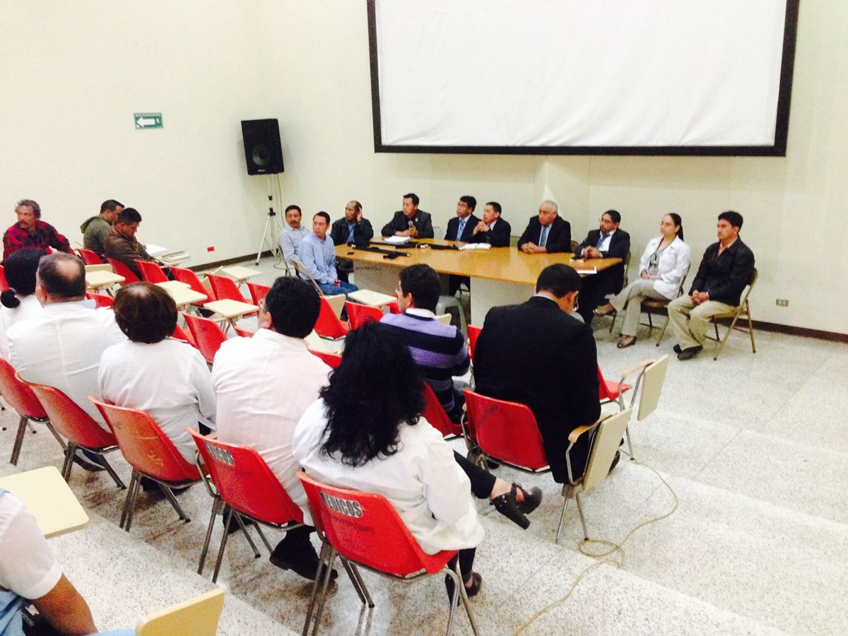 Autoridades de Salud y del gobierno municipal se reúnen en Totonicapán para dar a conocer transferencia de recursos económicos. (Foto Prensa Libre: Édgar Domínguez)