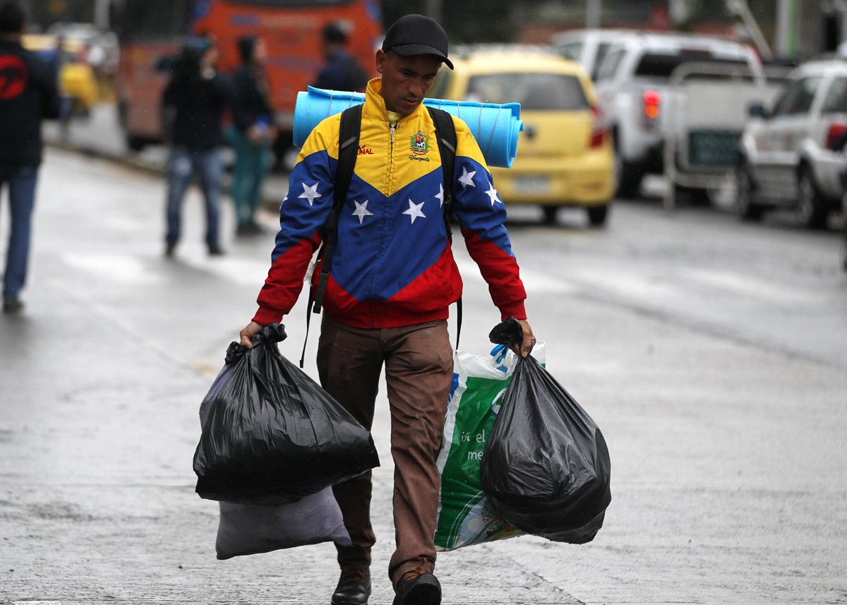 Ciudadanos venezolanos pernoctan en carpas y deambulan en las cercanías de la terminal de transporte de Cali (Colombia) desde hace varias semanas. (Foto Prensa Libre: EFE)
