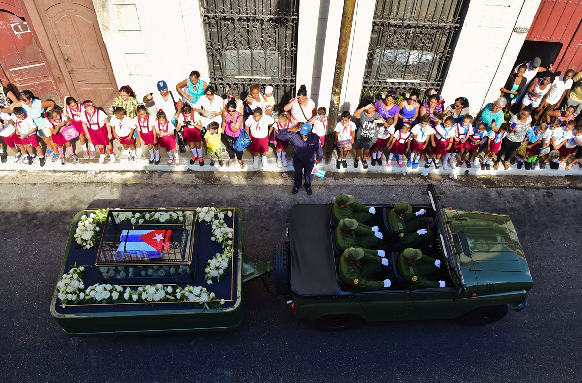 Cubanos saludan a la comitiva que transporta las cenizas del líder revolucionario Fidel Castro. (Foto Prensa Libre: EFE).
