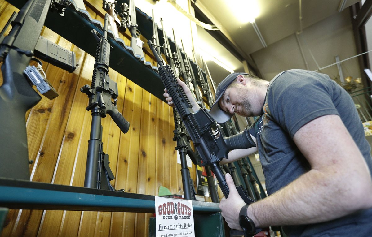 La facilidad con la que los estadounidenses pueden adquirir armas ha sido criticada por diversos grupos de la Sociedad. (Foto Prensa Libre: AFP)